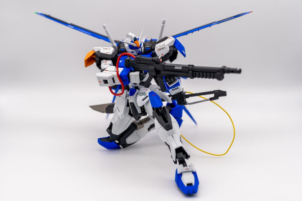 ロングレンジビームライフルはストライクのビームライフルをベースにロングバレル化しています。