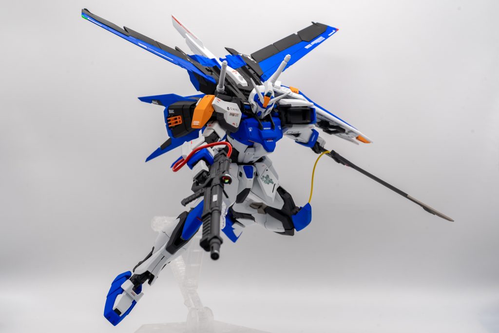 腰にマウントしている対艦刀はもちろん手に持つことも可能。