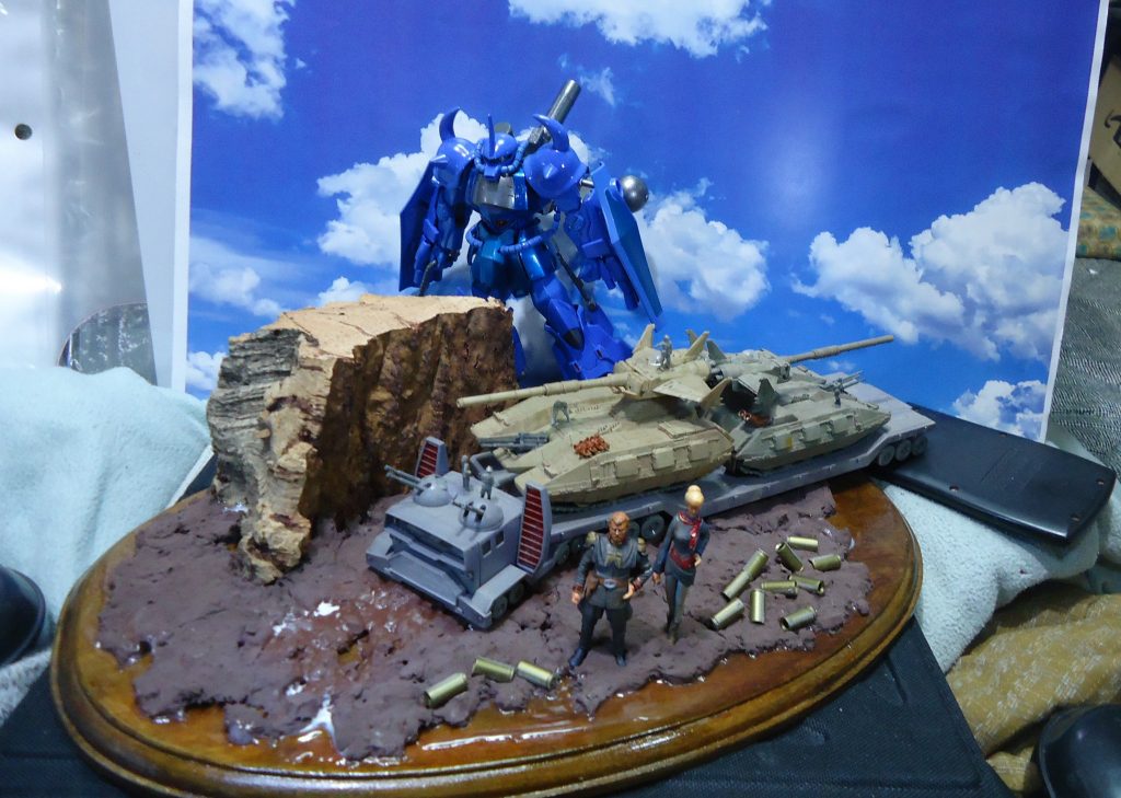 今回の?撮影風景は意外と簡素です(笑)座布団の上にのせてタブレットケースと電卓を角度調整、LEDライトは百均アイテムの白灯のモノを2灯使用しています。複数のスケールのものを配置して無理やり?遠近感を演出しています(汗)疲れているので非常にやっつけ感が漂ってます。