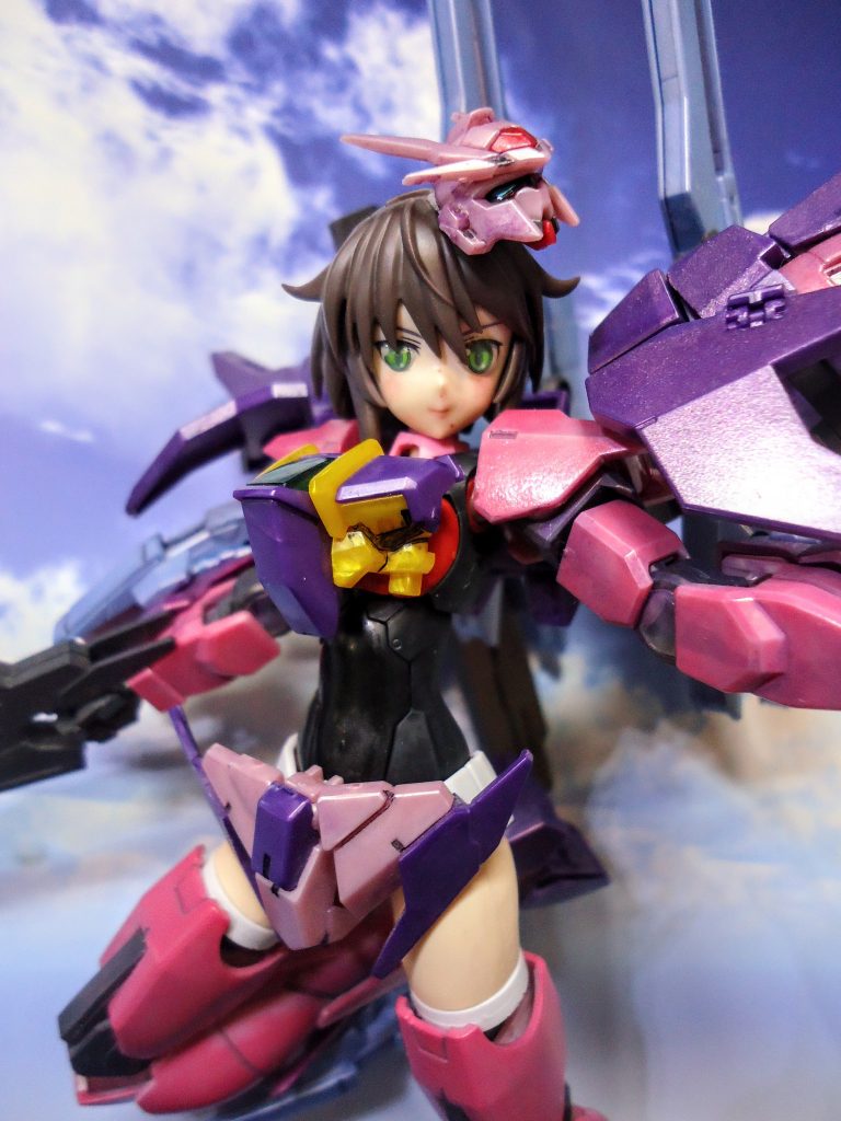 頭部もアクセントが欲しかったのでダブルオーダイバーの頭部をカットしてお祭りの屋台等で売っている?お面風に加工して髪飾り風のワンポイントで配しました。胸のパーツもバイーンとしたかったのですが?自粛も含めて?ダブルオーダイバーの胸パーツをスライスしてガッチリガード!瞳はUVレジンをコートして眼圧を強調しております(笑)