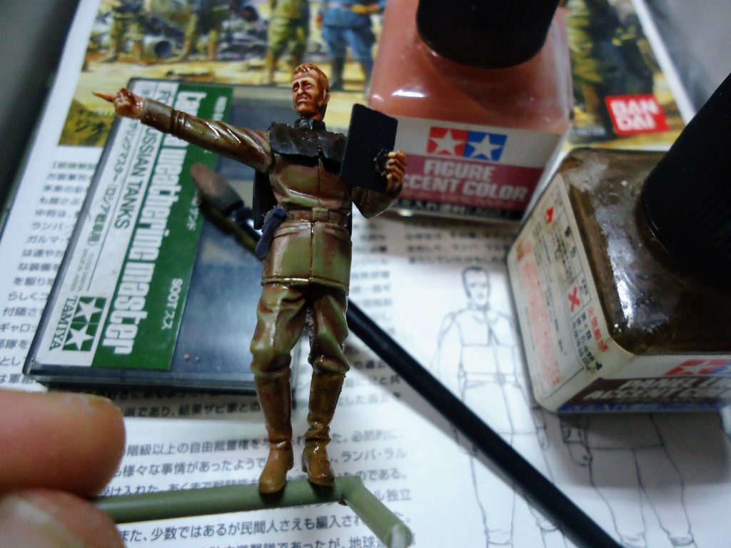 タミヤのスミ入れ塗料を複数重ねて、中間色をウェザリングライナーで!大雑把な色感を緩和させます。