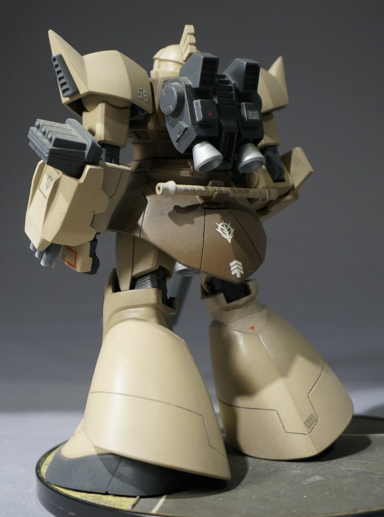 さらに陸戦型仕様として・ゲルググマリーネのものを芯にして、ジャンクパーツなどによりそれっぽくバックパックを作成・ビームライフルはザクIスナイパーのモノを改修し装備・両腕部のロケットランチャ−とアーマーは旧キットMSVゲルググキャノンより流用。（装甲を厚み増しして大型化しています）