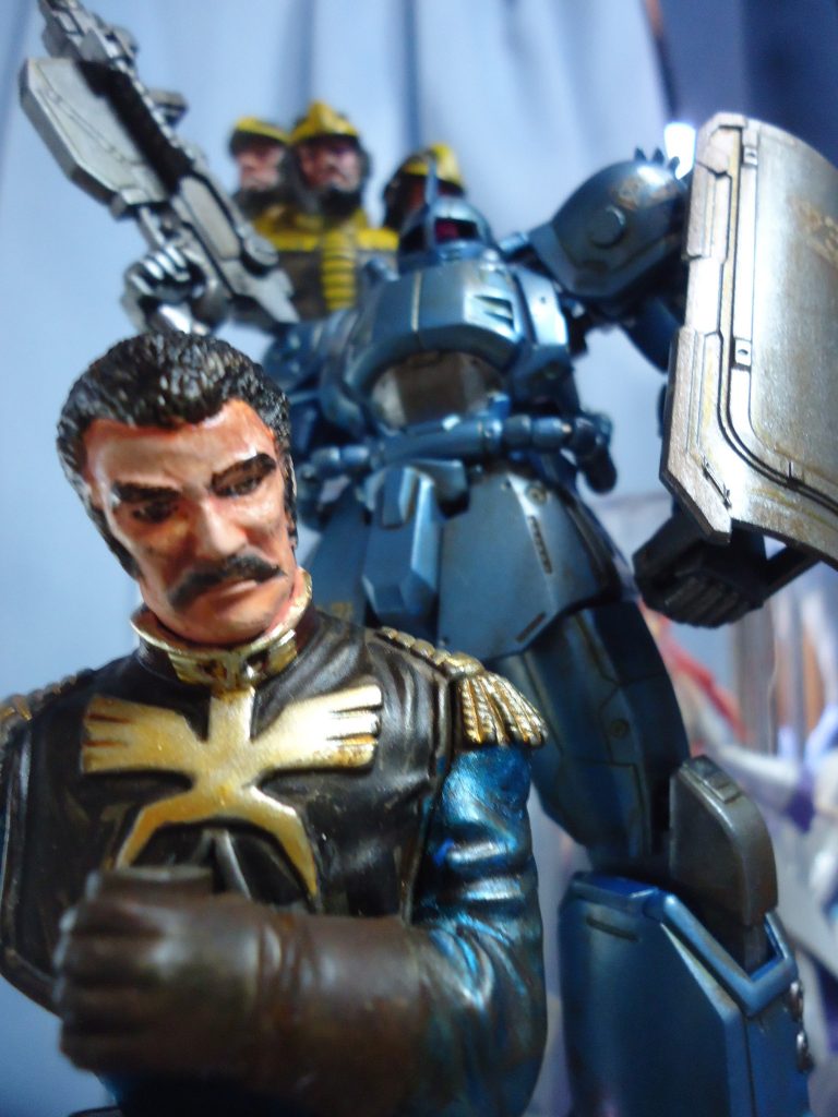 昨日アップした黒い三連星の胸像が小さいのが分かると思います。