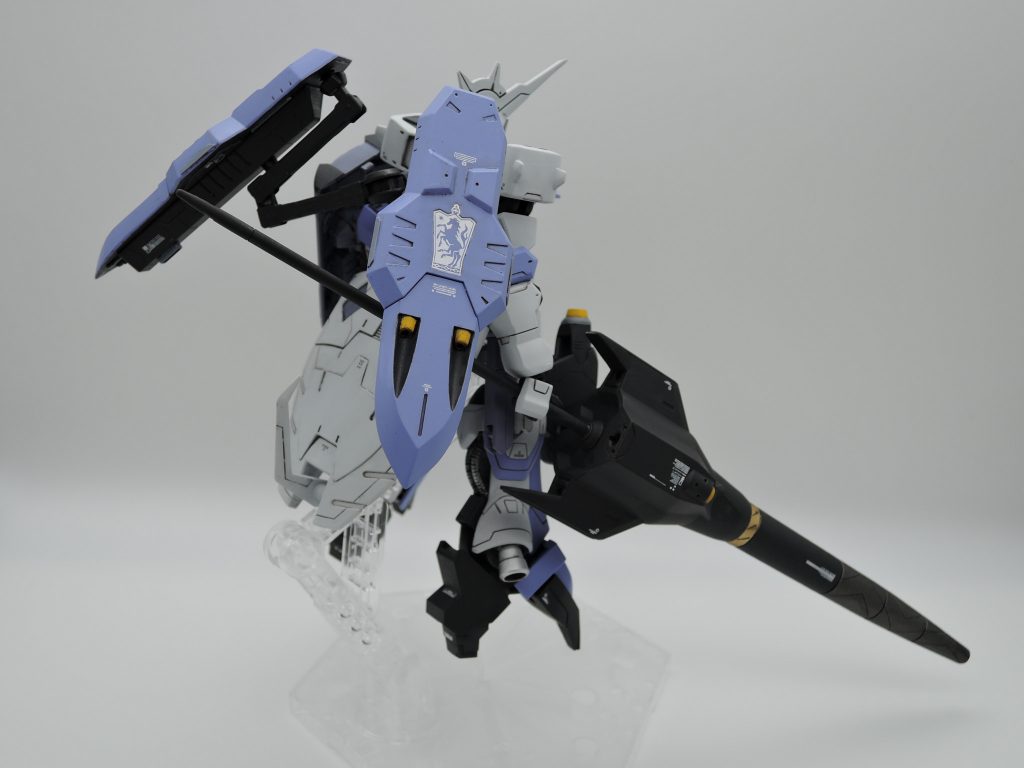 背部のシールドはパテ埋めしたせいで思いです。自立しません。