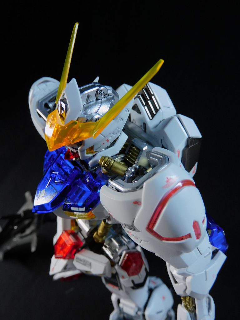 クリアパーツは光沢クリア、白い外装は半ツヤクリア、フレームは金属色で仕上げ、質感に変化をつけました😊