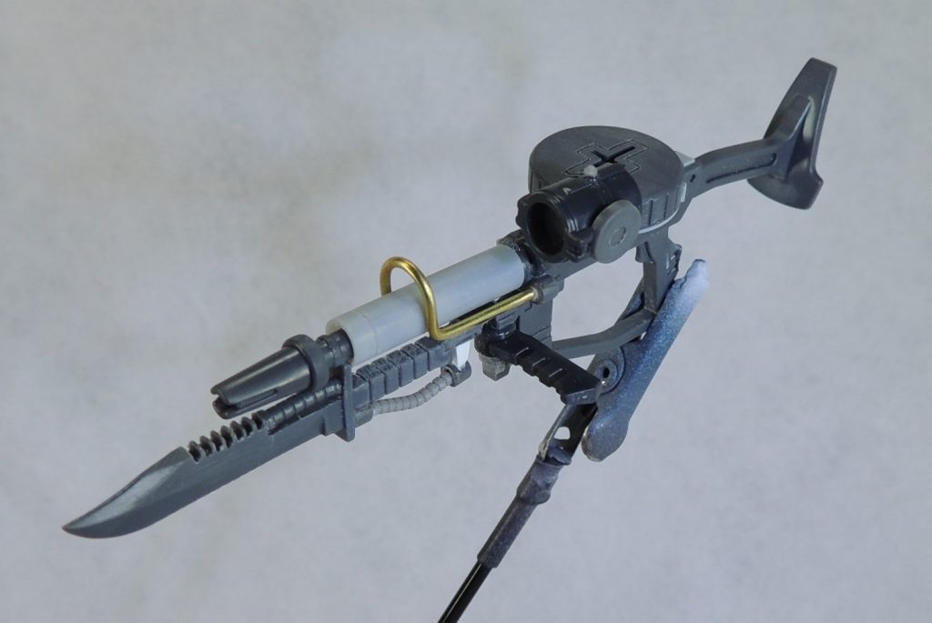 ザク・マシンガンは銃剣仕様となっていたため、流用パーツで自作しました。スコープはザク・バズーカから、銃身は4.5㎜プラパイプ、最後に1㎜真鍮線でディティールを追加しています。