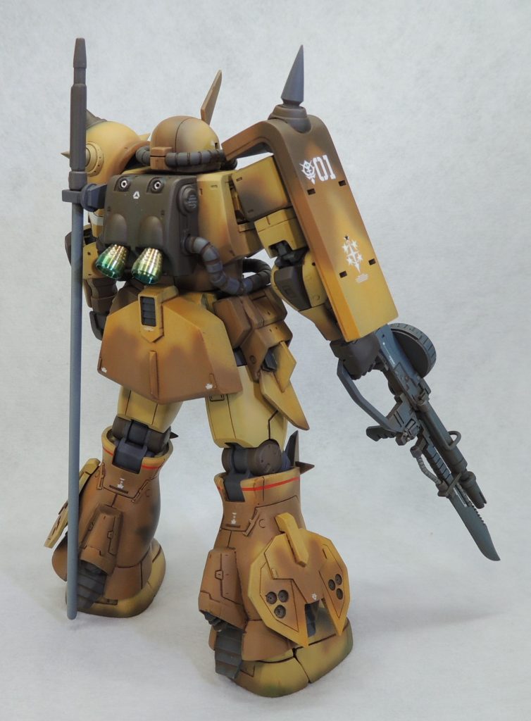 左胸及びシールドのサザンクロス隊の部隊エンブレムは、既存のガンダムデカールを組み合わせてそれらしく表現しています。