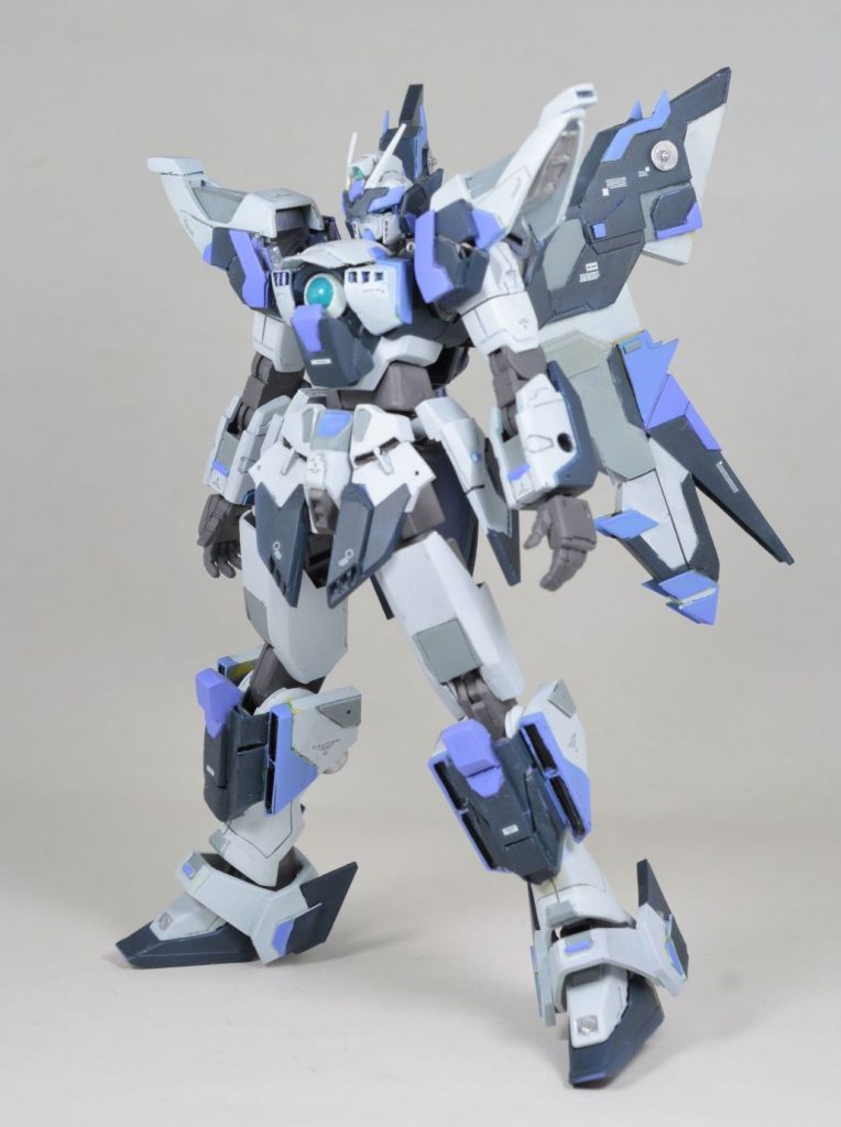 まずは通常状態です。HGACウイングガンダムをベースにプラ板で色々な部分のパーツを自作しました。作成の都合上、脚が短くなったので延長。また全体のバランスを取るために腹と腕を延長しています。