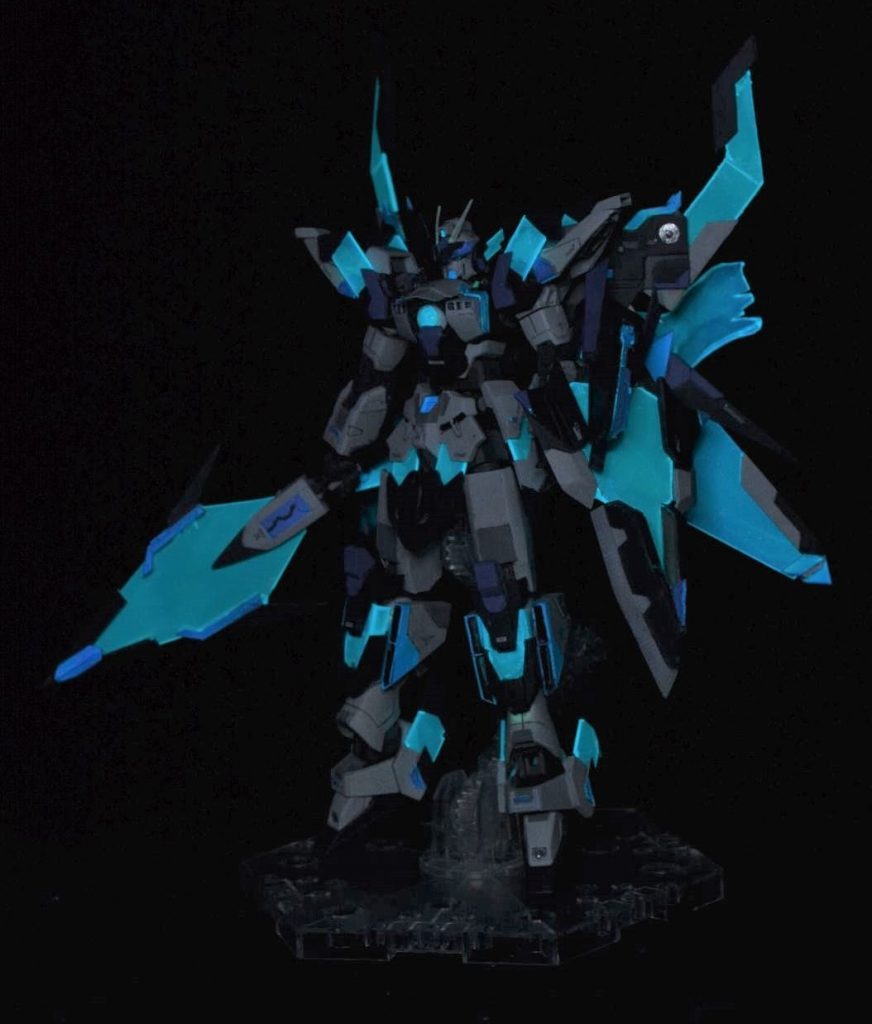 ガイアノーツさんの蛍光ブルーグリーンを使用したので、暗所でブラックライトを当てるとうっすら光ります。今回はクリアパーツを多用したので、結構映える感じになったかなと思います。