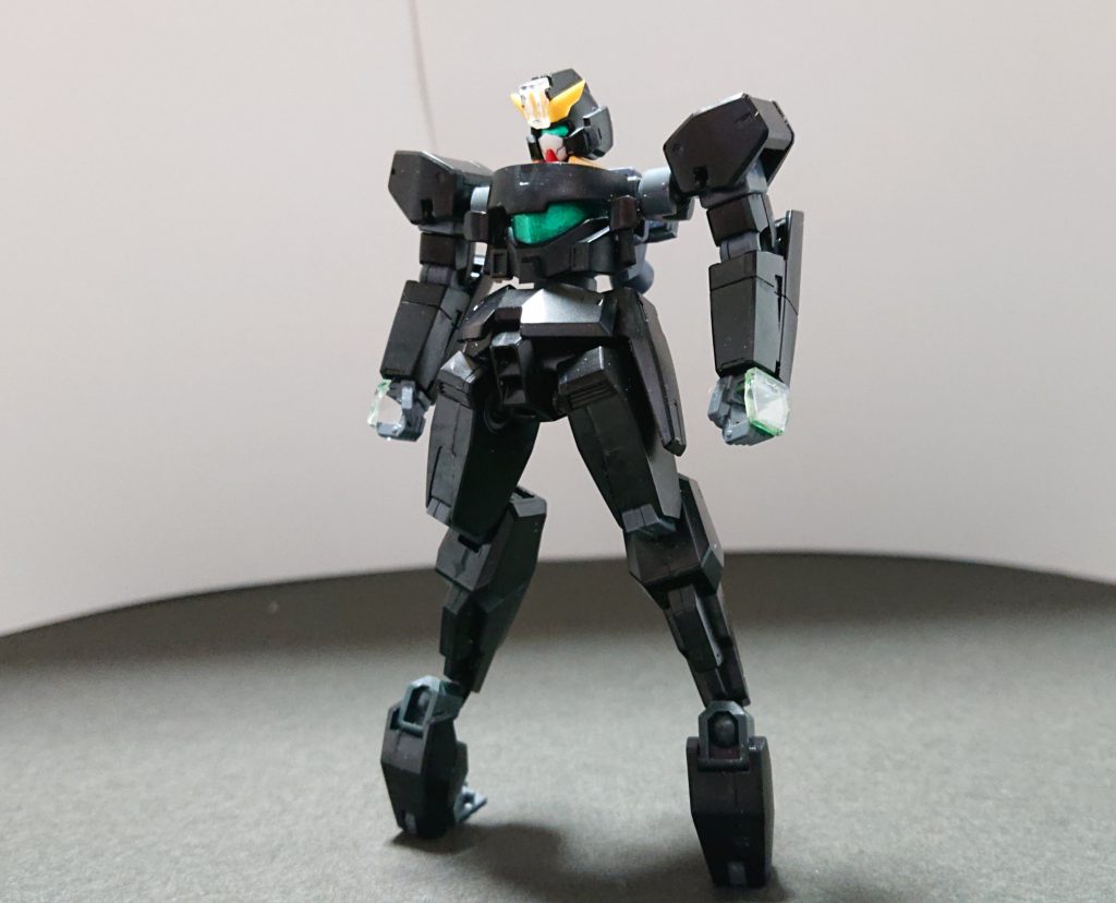 自作量産機レグの後期発展型と言う設定で制作。 顔部分をヤスリ掛けして目をバイザー風にし口のへの字を消して量産機らしい顔にしました。