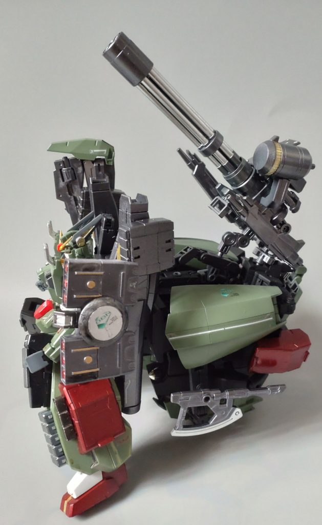 Ｇファルコンとは別にレオパルド専用のサポートメカを作りたかったので、ドムノーミーデスを参考にタンク的な背部ユニットを作製しました。