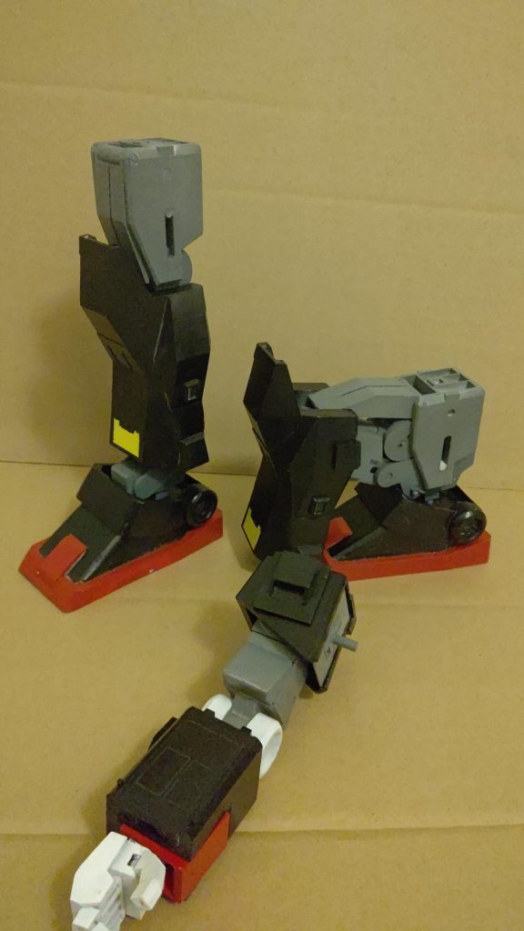 フルスクラッチのデカ物なのでパーツの強度考えると後ハメ加工が出来ないので、パーツごとの軸は抜ける様にしてパーツがばらせるようになってます。