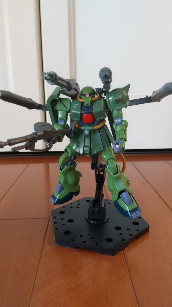 装備展開させるとカッコ良さが増しますね。ザクバズーカを持たせたかったのですが持ち手の部分が見事に折れ、オリジンザクのマシンガン持ち手で代用しております。オリジンザク再販まだかな…