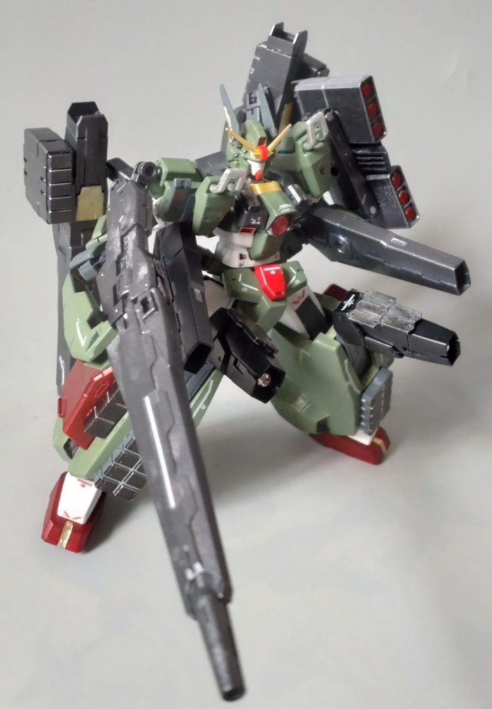 レオパルド単体で。肩のビームキャノンと腰、膝のGNキャノンを展開しビームによる攻撃のイメージです。