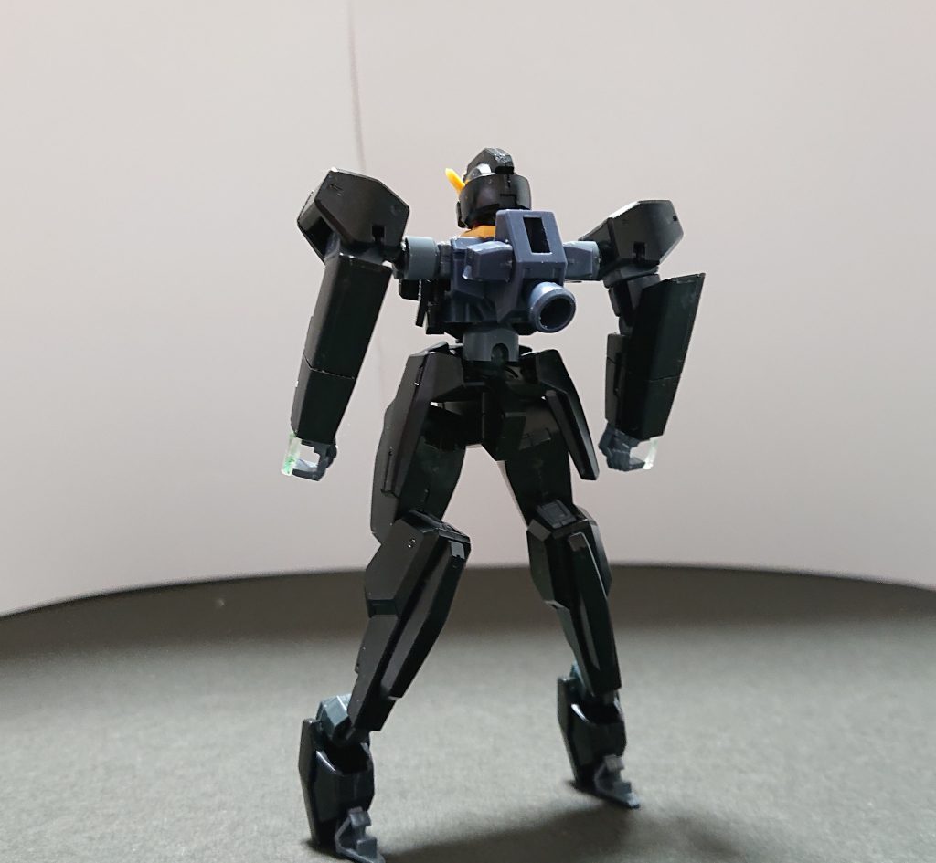 背部にコアガンダムのパーツを使用しており状況に応じて武装を変更出来る。 