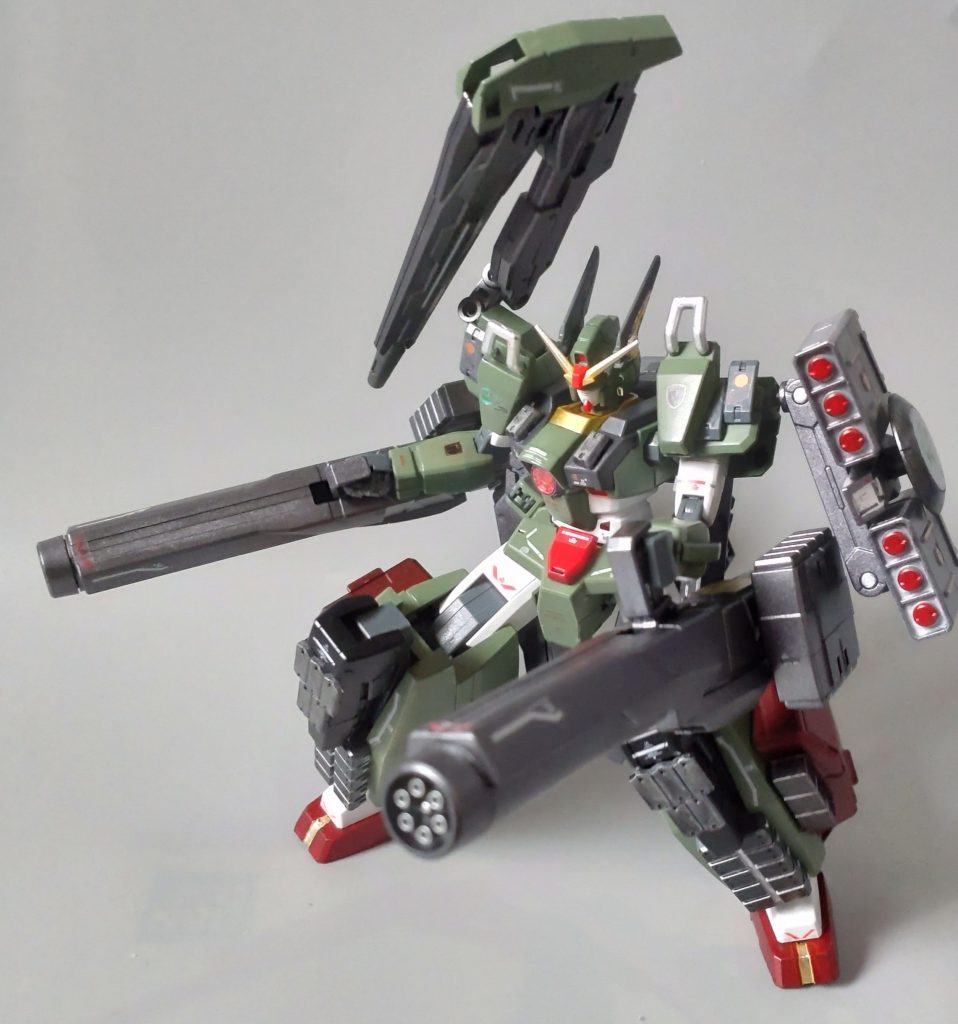 ガトリングを展開しポージングです。本体側各部のディテールはボールデンアームアームズやガードフレームをバラした物を貼り付けています。