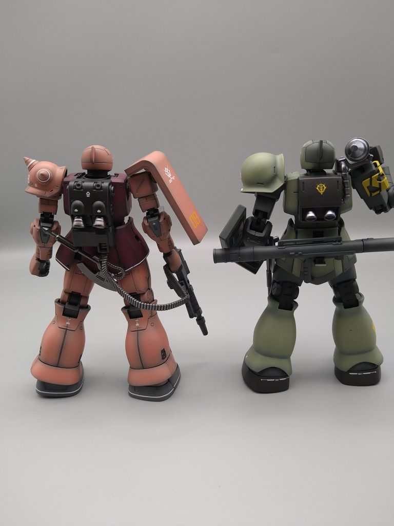 実験的にクレオスのMr.メタルカラー(磨けば金属感!)使ってみました左ダークアイアン  右アイアンです写真ではギラツキ強いですが 実物は程よく光ってて金属感出てます😁これありですね〜🎶ヒートホーク落ちてますね😒ザク1武器パーツがポロポロ落ちて少しイライラ…個体差なのかな(╯°□°)╯︵ ┻━┻ドリャ