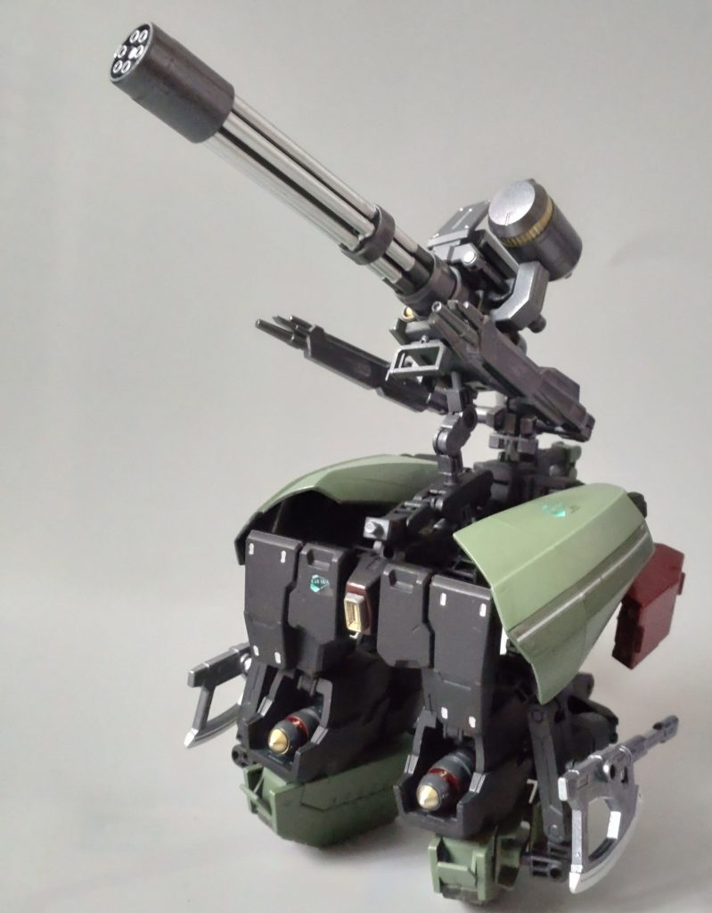 タンクユニット単体です。ジャイアントガトリングを乗せ砲塔に、ハイドラのアーマーパーツで装甲を、ザラキエルのパーツでキャタピラを作りました。