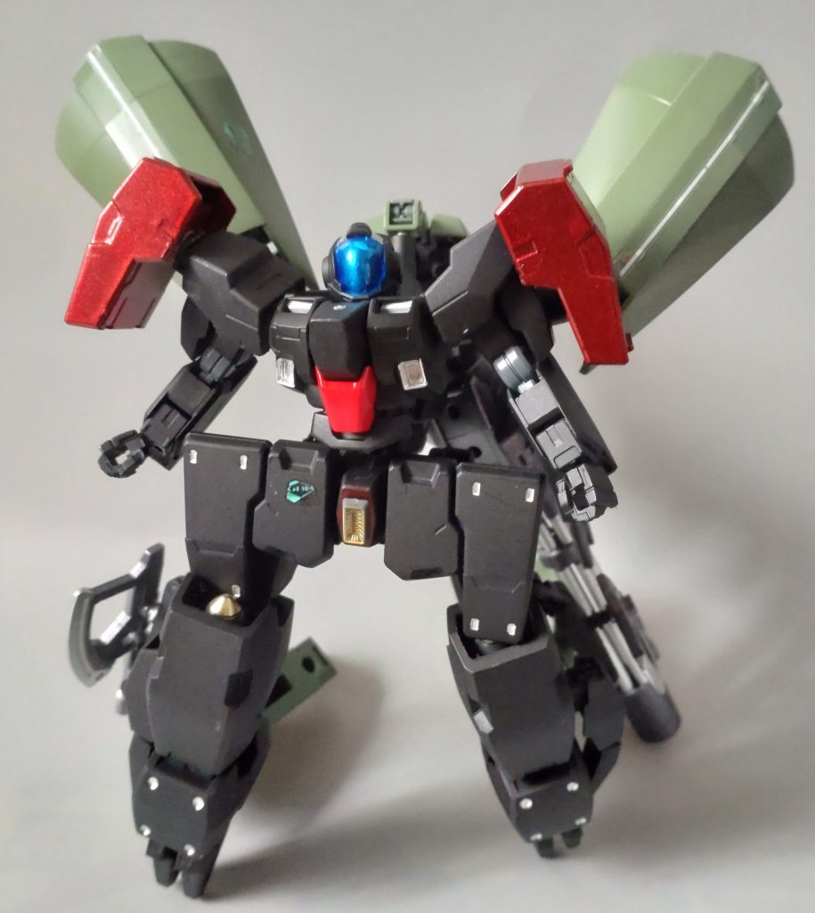 見た目でバレバレですが、差し替え無しで変形します。上半身はセラヴィーと頭部にガードフレーム、下半身はラファエルのセラヴィーⅡを切り刻み、アームアームズのジョイントを仕込みました。ほぼセラヴィーⅡのままですがイメージはGビットです。黒子、隠しメカ的な雰囲気を出したかったので極力デカールを貼らずレオパルド側との違いを表現したつもりです。