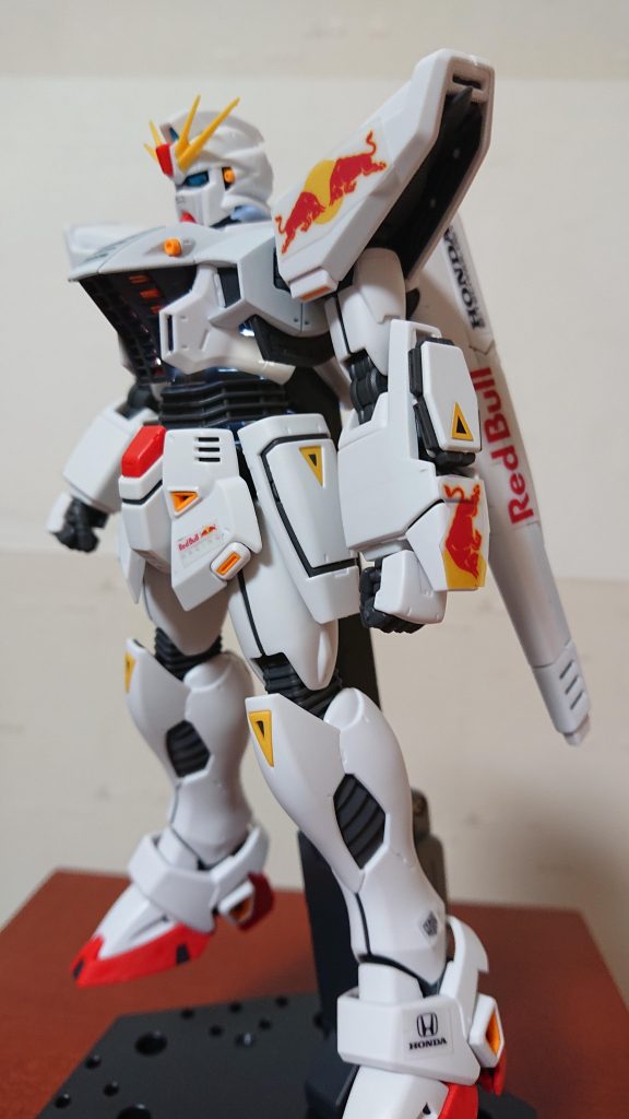 RedBullのトルコGP仕様がホワイト主体だったのとF91は当時、人気のあったF1のデザインを元にしている事を思い出し1番好きなチームのカラーにしようと思い作りました。