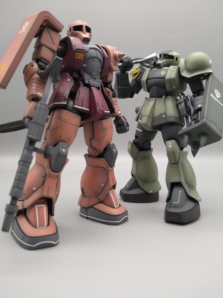 キットはオリジン版のシャアザク1とHGUCザク1かなりプロポーションが違うんで好みが分かれそうですね😁カラーはガンダムカラーのシャアレッドとシャアピンクで塗装 この色合い好きですね〜👍ザク1の方の濃いグリーンはガイアのダークグリーンで元々青かった部分はクレオスのグレーグリーンで塗ったんですが色味が近すぎて同じに見える(とくにスカート部分)…失敗ですね😵