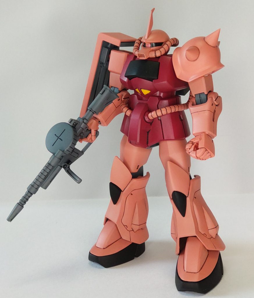 初めての地上で、機種転換訓練の間もなく、対MS戦に臨むシャアのために、ザクと同じ感覚で扱えるように、肩と左手をザクⅡと同じ仕様にしている。という設定です。