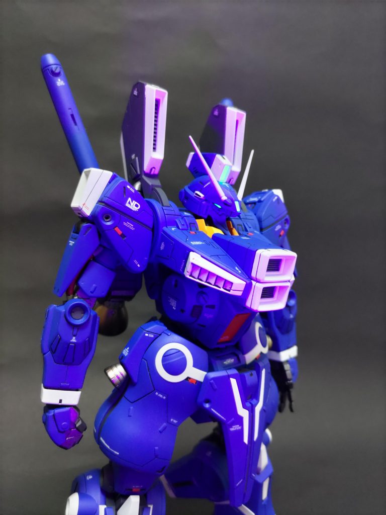 蛍光塗料で光ります。