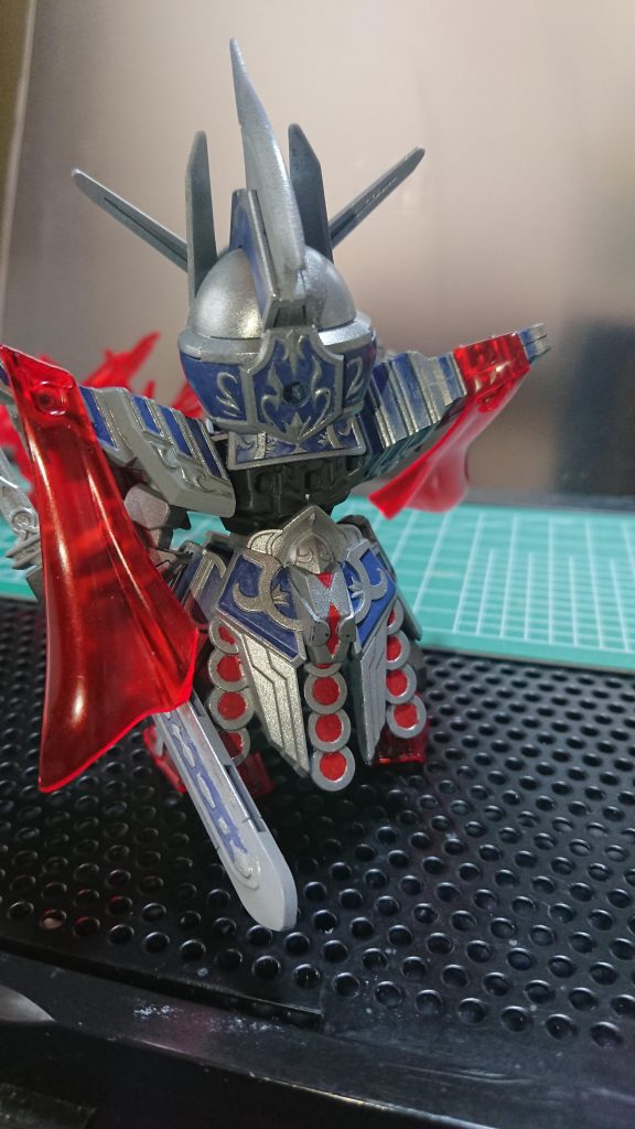 背面しかし、下地はおとなしくブラックにすべきだったかも。シャインシルバーがほとんど意味をなしてない気が・・・ちなみにこのシーザー、本来なら取れないポーズを取っています。それに気付いた人がいたら結構マニアですw