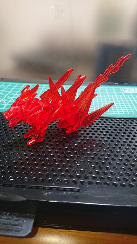 ちなみにバックパック部のクリアパーツは変形してこのようになります。可動域は無いので置物ですが、こういうギミックは楽しいですねぇ。という訳で今回はSDWシーザーレジェンドガンダムでした。結構いいキットだからみんな作りませんか?作ってる人もガンスタですら少ないのでw