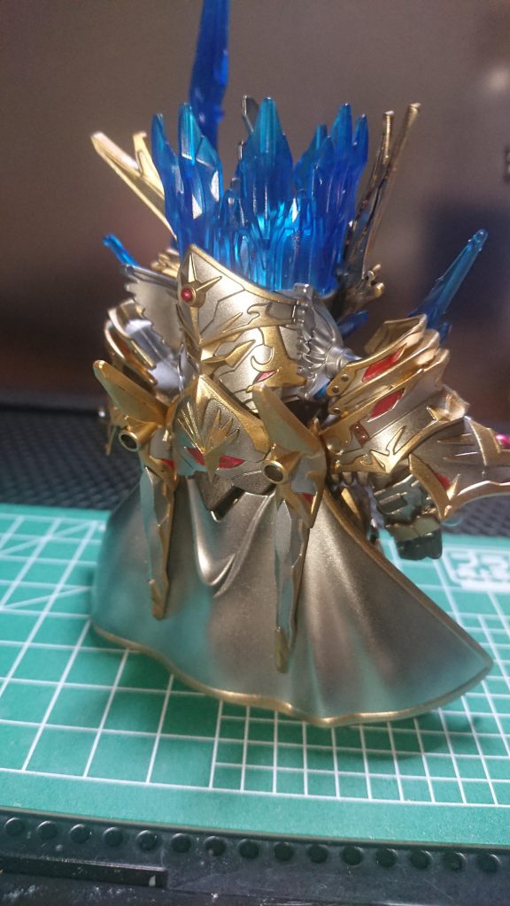 エクスカリバー背面この状態では後ろの変化はなし。シーザーとかと比べて特殊なギミックは無いもののやはり一番目につくのはクリアパーツである剣です。まさに約束された勝利の剣。しかしいつの世もアーサーモデルのキャラは強さとカッコよさに全振りするものなのか、人気あるのも納得。いいキットです。でも、もっとカラーリング変えても面白かったかも。