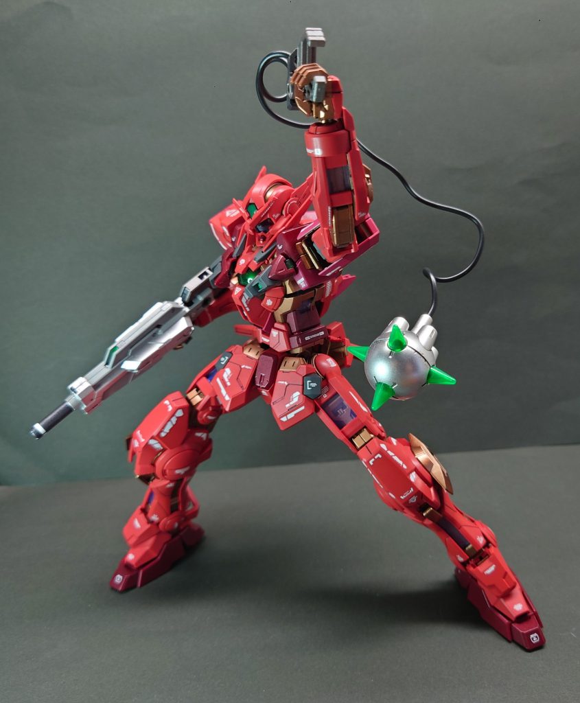 メタルビルドの商品画像を参考にポージング。ハンドパーツと武器の接続が弱いのでポージングをさせるのが大変です。