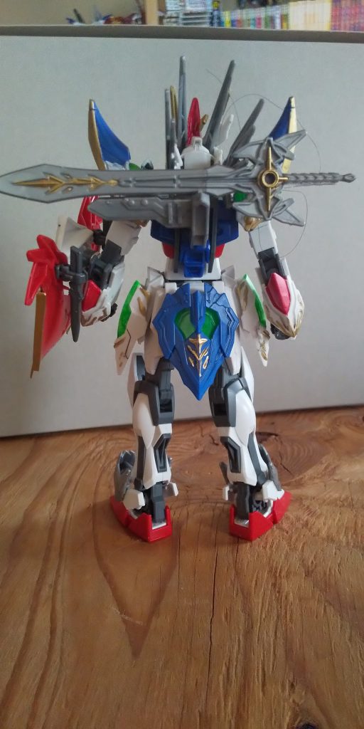 背面 盾の後ろにEGストライクのダガーをマウントさせています。