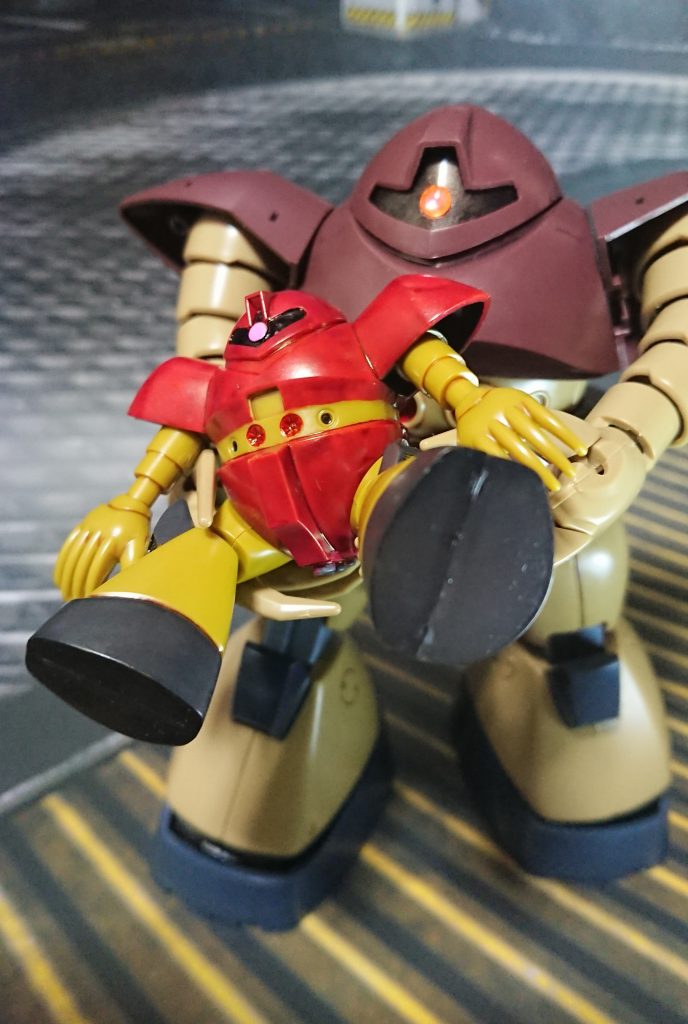 精一杯の可動範囲。腕はボールジョイント接続ながら肩アーマーが固定のため、腕を前に出せず。脚は付け根で回転するのみ、膝は一応可動。