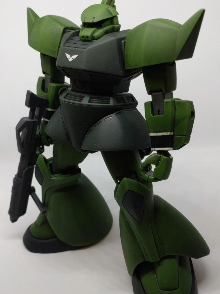 袖口の白いラインはガンダムマーカーで