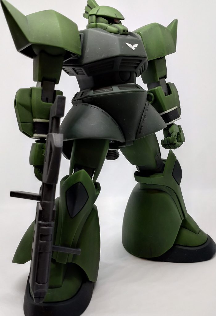 胸のエンブレムはガンダムデカールを貼りました。