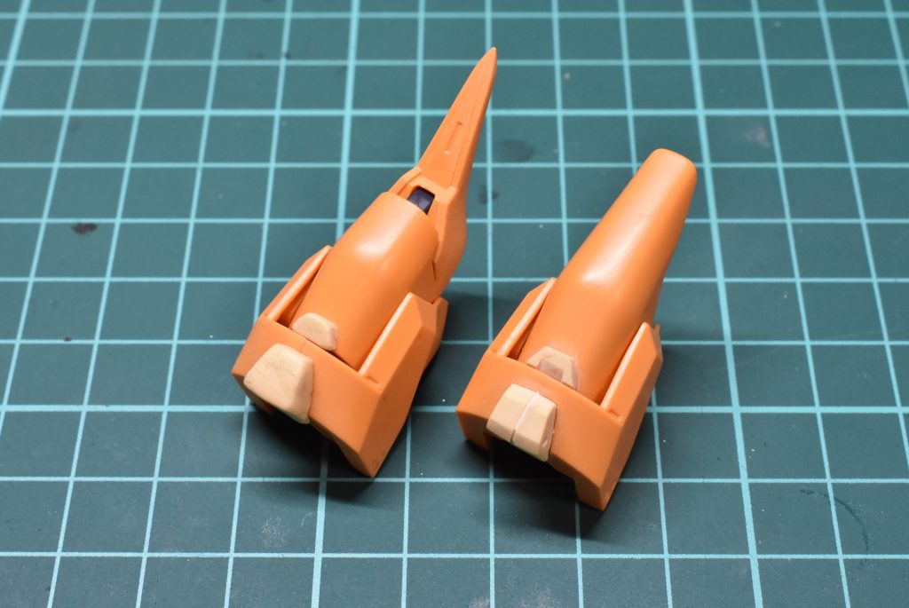 こんな感じでエポパテを盛って内部フレームが露出しているようなディテールを追加しました。