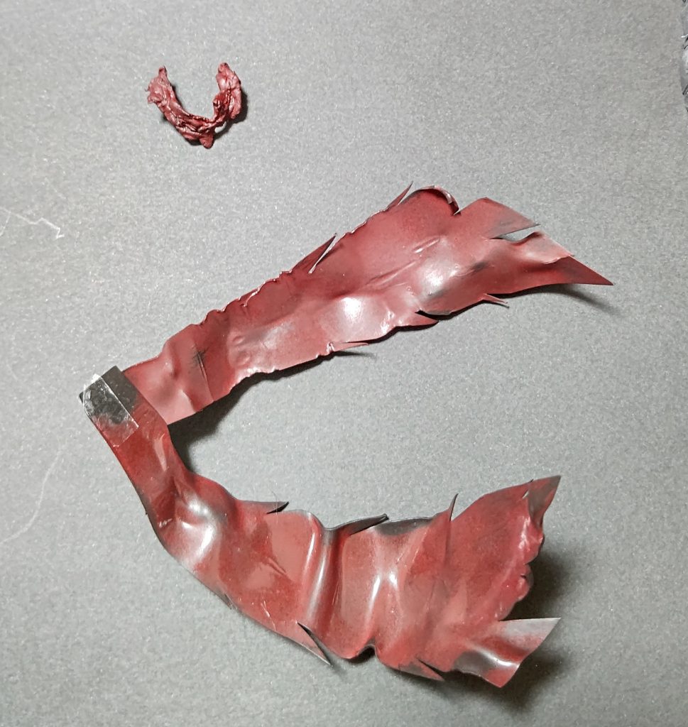 マフラー？はプラ板で作りました。少しづつ熱を加えて縮みを調節しましたが、なびく感じを出すのは激ムズでした。