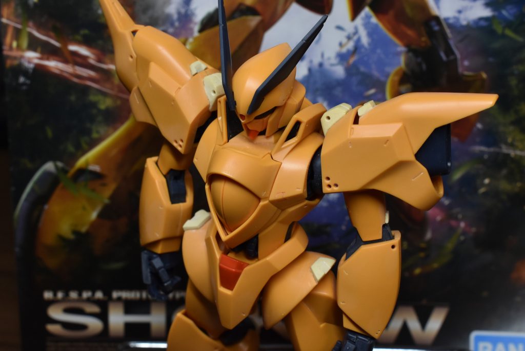 成形したパテにも穴をあけたりスジ彫りを入れたり段差ディテールを付けたりして後付けポン付け感を緩和しようとしています。