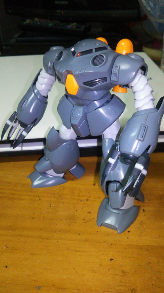 肩を下げてなで肩な感じにして、爪を延長したので、腕が伸びた様に見える。一部塗りはスラスター部と装甲裏。装甲裏に黒や灰色等暗い色を塗っておくと可動部とか合わせ目とかの舞台裏が隠れるのと、模型っぽさが無くなったり、見様によって大きくも見せられる。自分の制作物は全て装甲裏を塗っています。が、1枚目の上腕蛇腹の一番上の隙間は白いです…製作工程上どうしても黒が塗れなかった…次回があったら頑張ります。