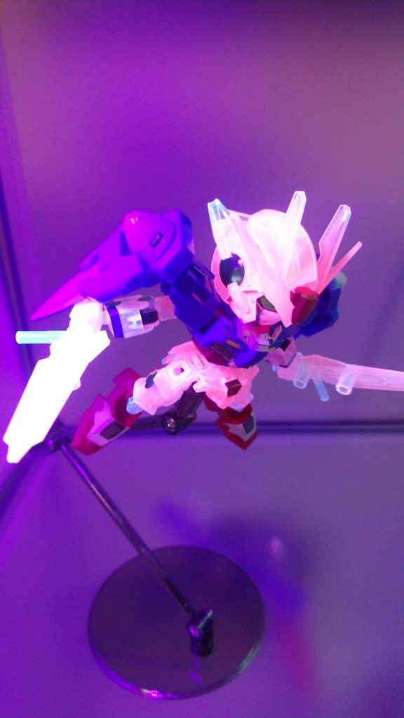 乳白色の成形色の裏から赤い夜光塗料を塗ったんですが、発光色は白になりましたね。意外な発見でした。