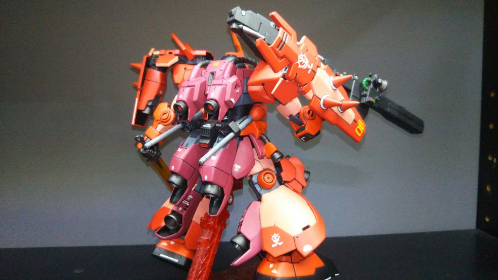 キット自体が簡易組みキットなので、実の所、関節のヘタリが凄い。特に肩は小型のボールジョイントでしか接続されていないのでビームバズーカの重さに耐えられません。次回が有れば肩関節の移植を考えています。