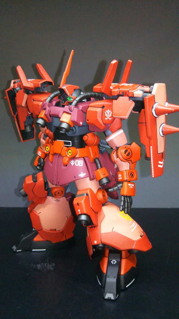 少しプロポーションを弄っており、上腕部延長、胴体部延長、足首部延長しています。ショルダーバインダーも可動部をずらして接着しています。