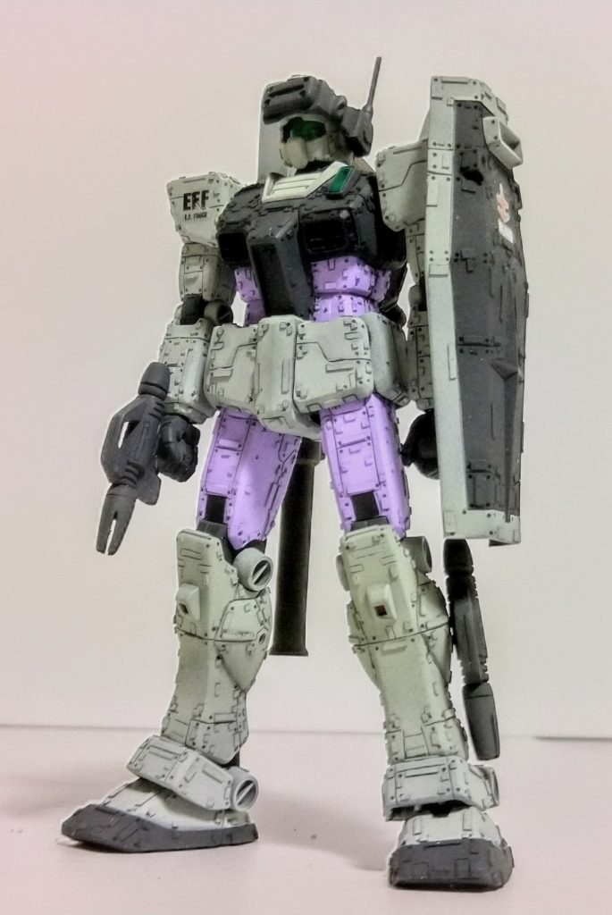 予備のスプレーガンを脹ら脛のハードポイントに固定してます。