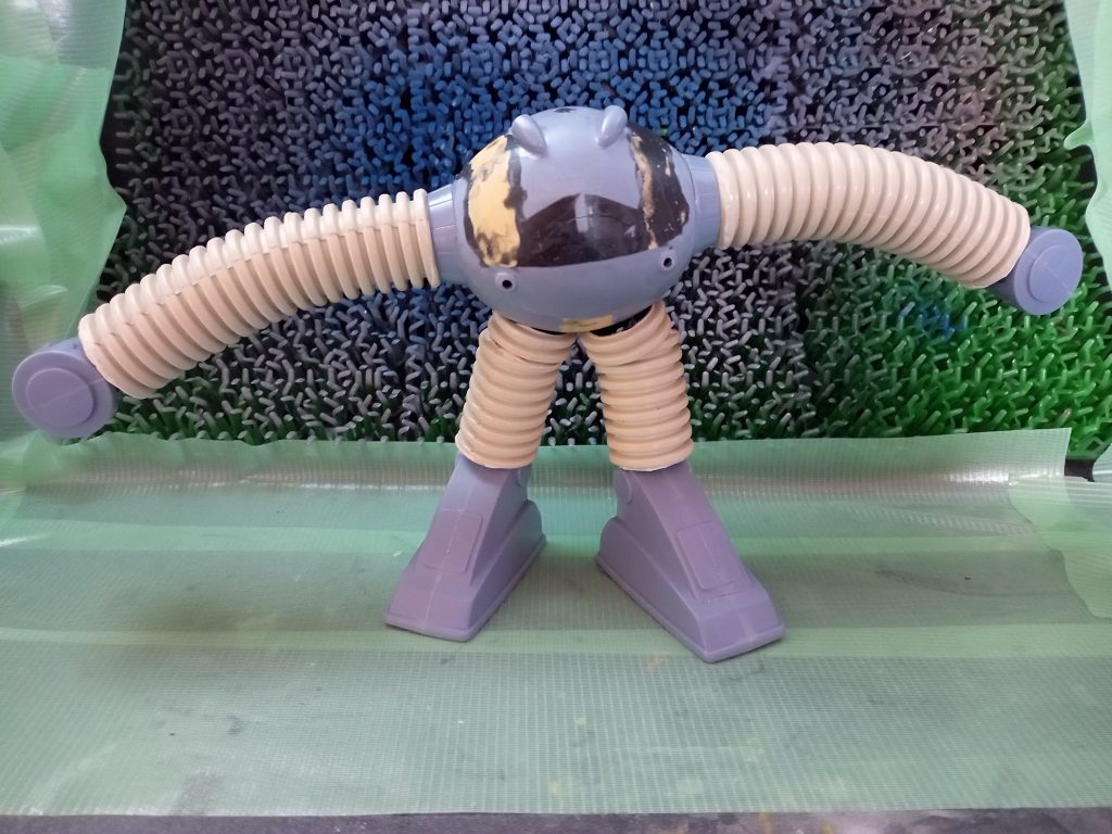 塗装前のすがた。腕と足は長くしたかったので洗濯機?のドレンホースを使いました、思っていたより腕が曲がらず悩みましたがそのまま強行しました。