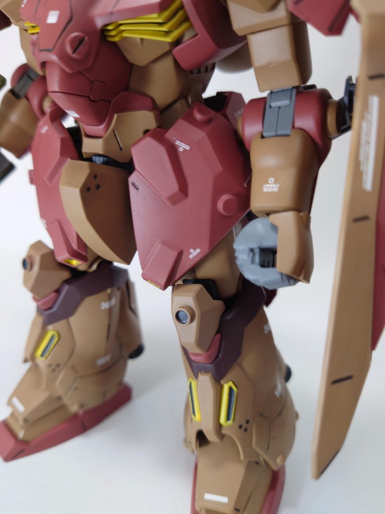 ディテールアップパーツは今回は多めに追加しています。丸いタイプのパーツを中心に接着してみたのですが、無骨さが上がっていい感じになったかと思いたいです。