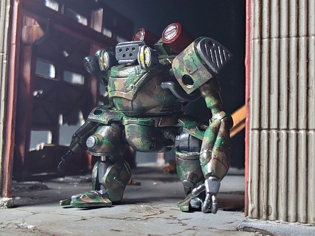 ベースは肩がボールジョイントなだけの二箇所可動でしたが、改造後は全身14箇所(背中タンク含めると16になる?)が可動になりました。