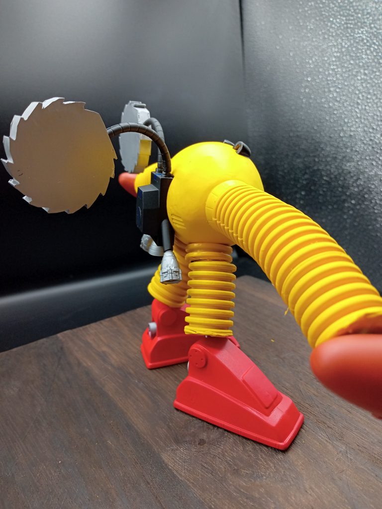 アッグの頭に付いている丸鋸はバックパックに装備してあります。