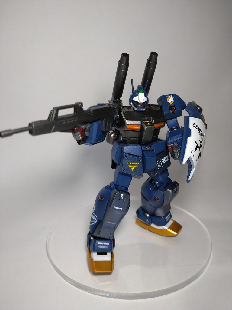 ジムライフルを構えて。