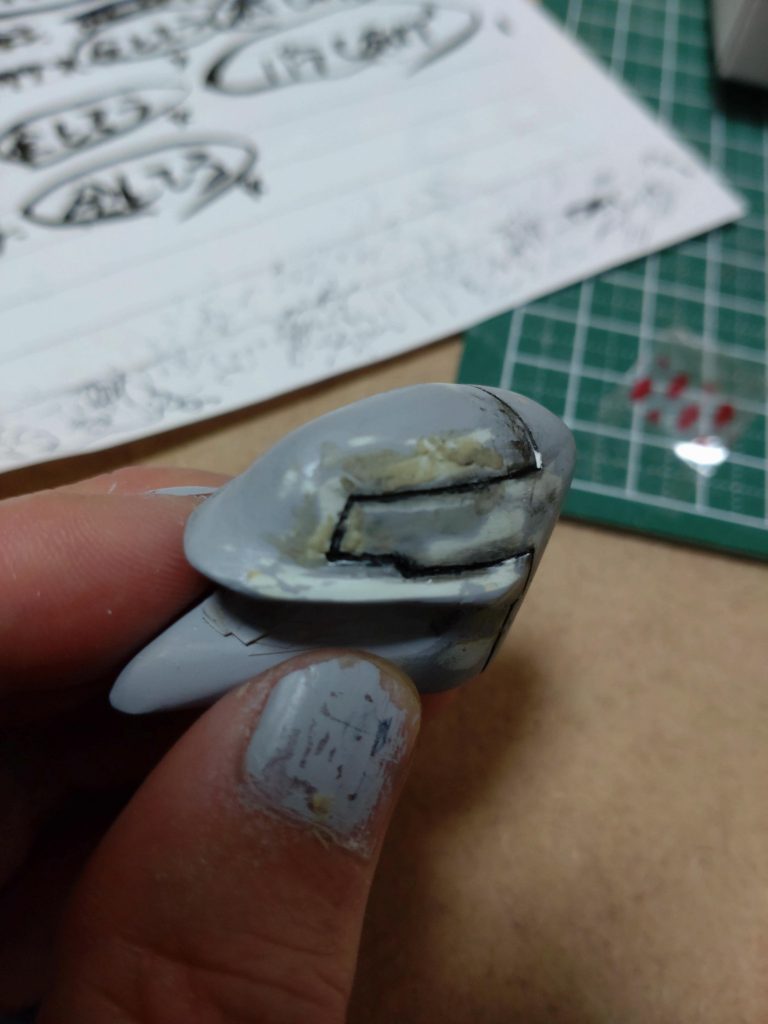 量産機の顔って、アニメやプラモ、フィギュア事にアレンジが違うので自分なりの顔を作って見ました。パテ地にスジ彫りは初体験で、割れるし左右揃わないしで彫っては埋めて、また彫っては埋めての繰り返し。何度か心が折れかけましたとさ。