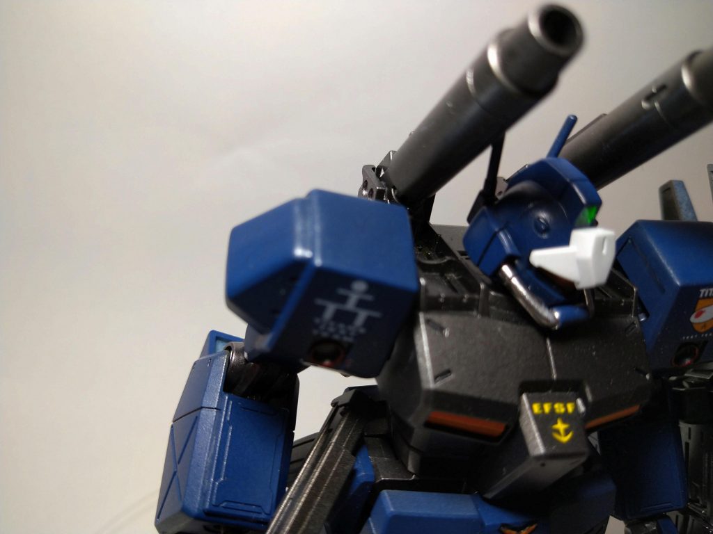 肩の合わせ目消しにも挑戦してみました。画像ではわかりにくいですがうっすら残ってしまっています。難しい…前腕はビルダーズパーツパネルを貼り付けて合わせ目を隠しています。